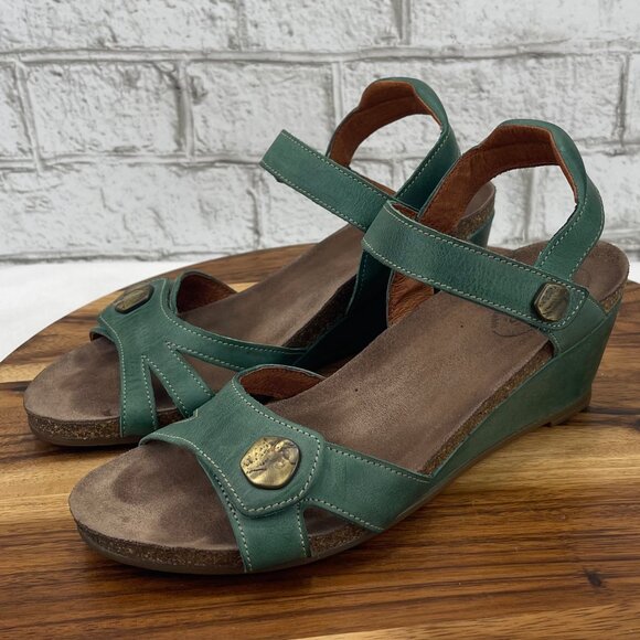 Taos Charade 5574 Womens 9/40 Green Gold Leather Hook & Loop Wedge Sandals - Picture 1 of 13